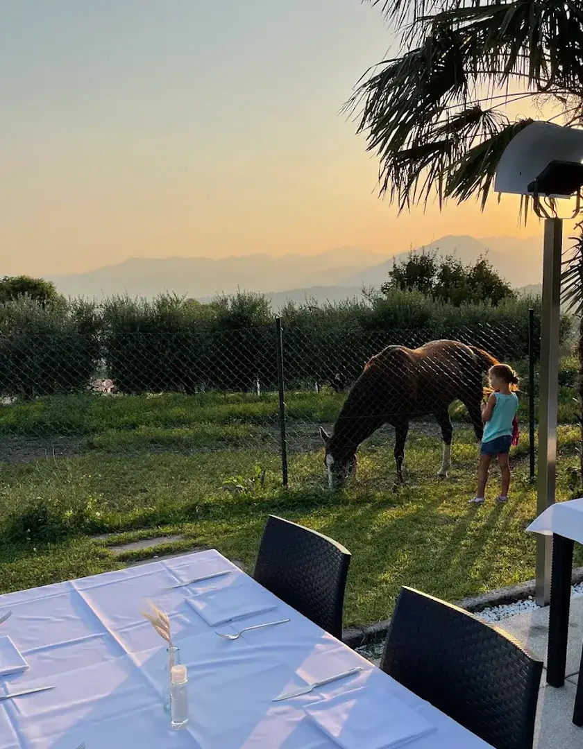 I tavoli del giardino Da Loriano al tramonto